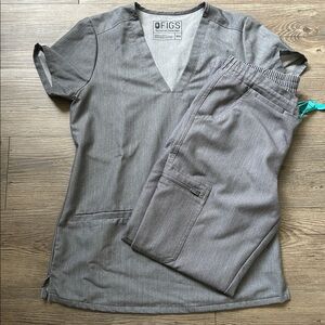 Women’s FIGS Graphite scrubs set